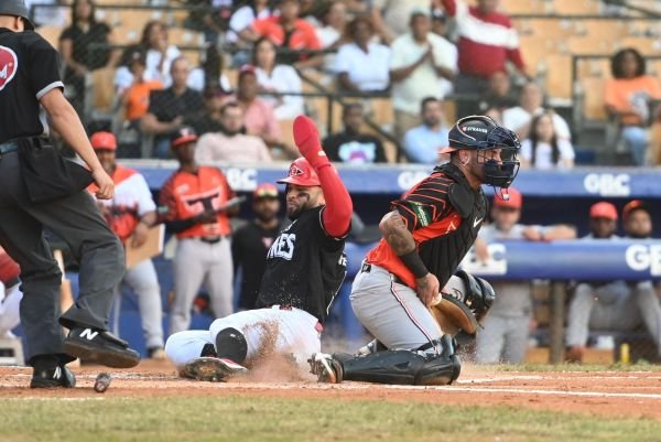 Leones lideran el round robin; Aguilas derrotan a los Gigantes