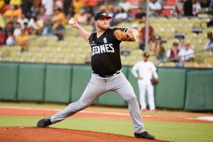 Leones propinan paliza a las Aguilas; Toros vencen Gigantes