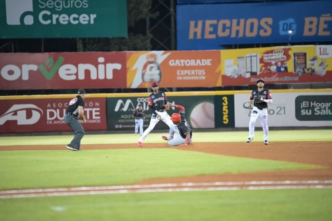 Leones siguen invictos en round robin; Toros vencen las Aguilas