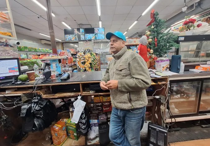 NY: Bodegueros dominicanos obligados a montarse en el tren de la IA