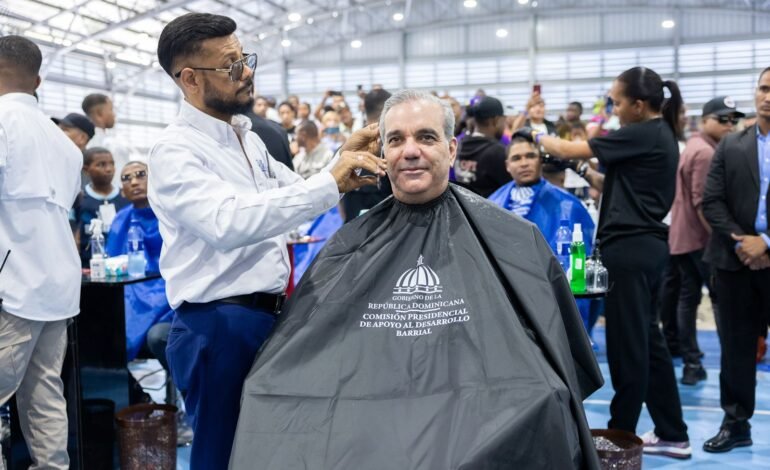 Presidente Abinader encabezó encuentro Peluqueros RD 2025