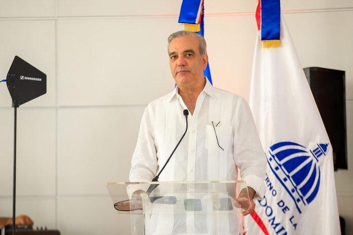 Presidente Abinader resalta trabajo de periodistas que cubren la fuente del Palacio Nacional