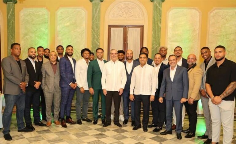 Presidente Abinader se reúne con jugadores de Grandes Ligas