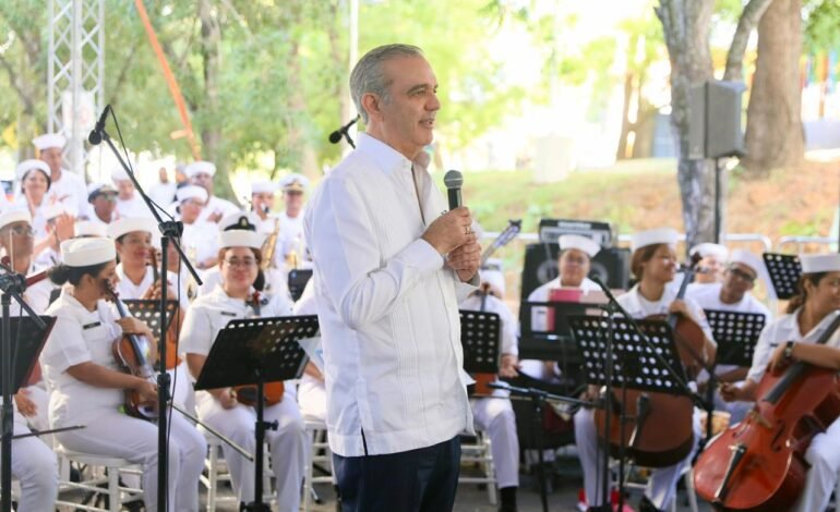 Presidente y la Vice comparten con familias y niños de Santiago