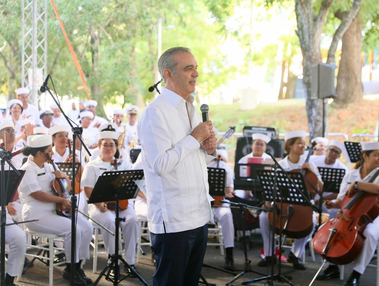 Presidente y la Vice comparten con familias y niños de Santiago