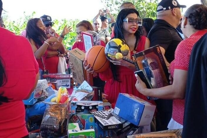 Procuradora Yeni Reynoso entrega juguetes a niños en PP