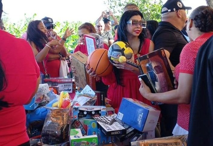 Procuradora Yeni Reynoso entrega juguetes a niños en PP