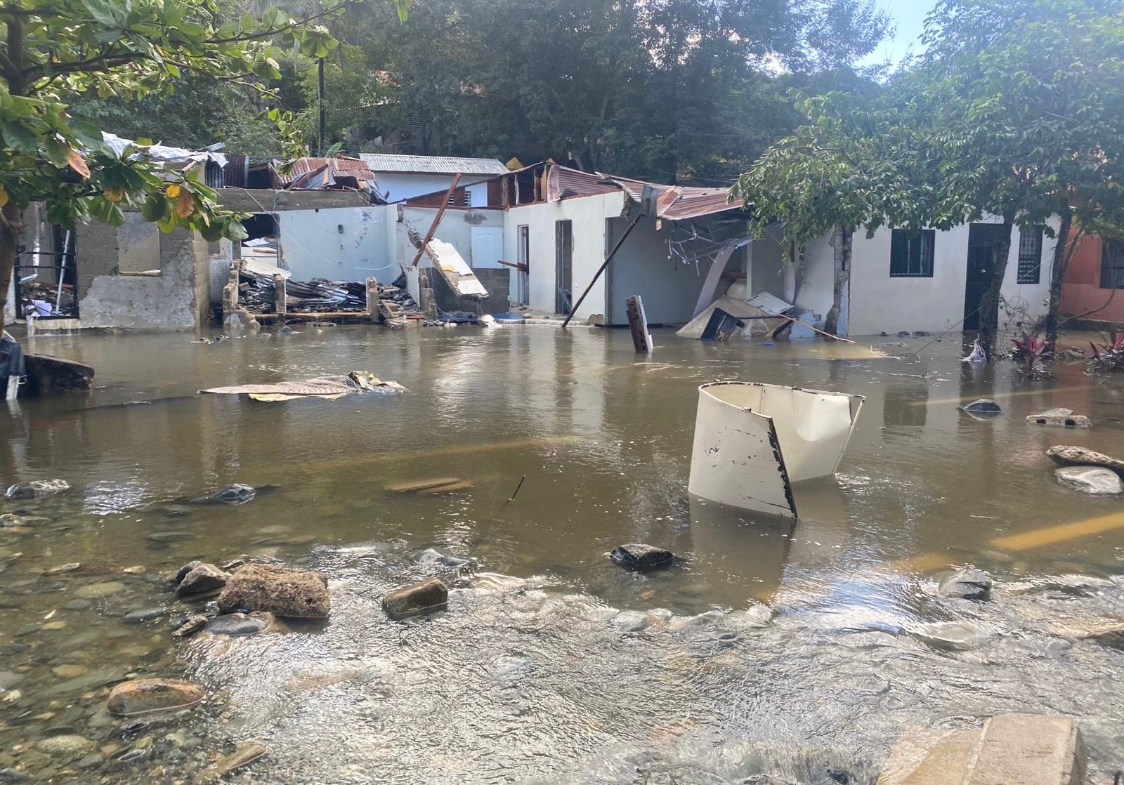 Rotura tubería inunda casas y causa daños en zona del Cibao