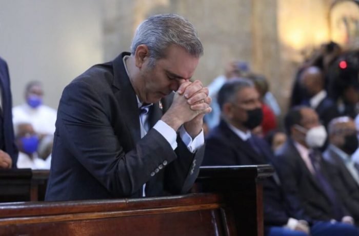 Abinader a la Virgen: “Que su manto nos cubra con fe y paz”