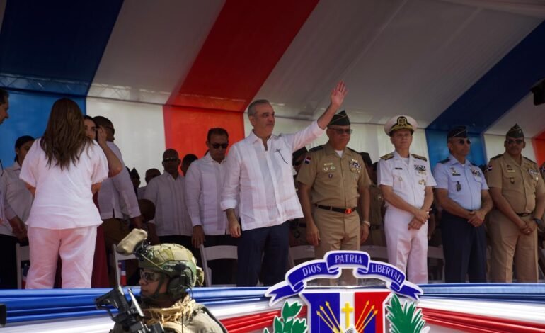 Abinader encabeza desfile del 213 aniversario natalicio Duarte