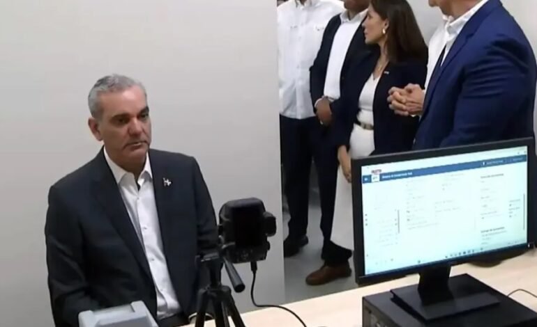 Abinader realiza proceso para obtener pasaporte electrónico