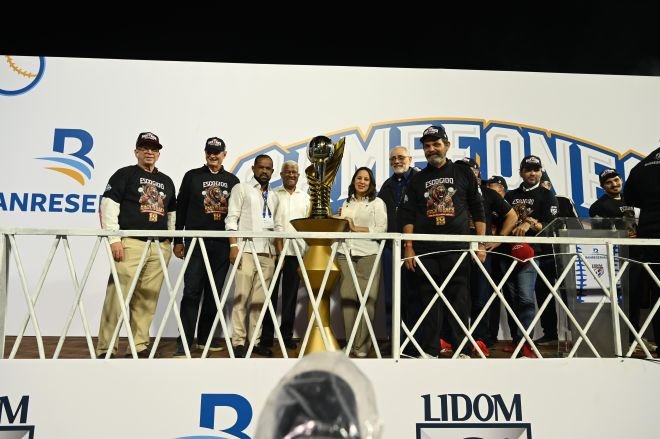 Banreservas entrega la copa de campeones a Leones Escogido