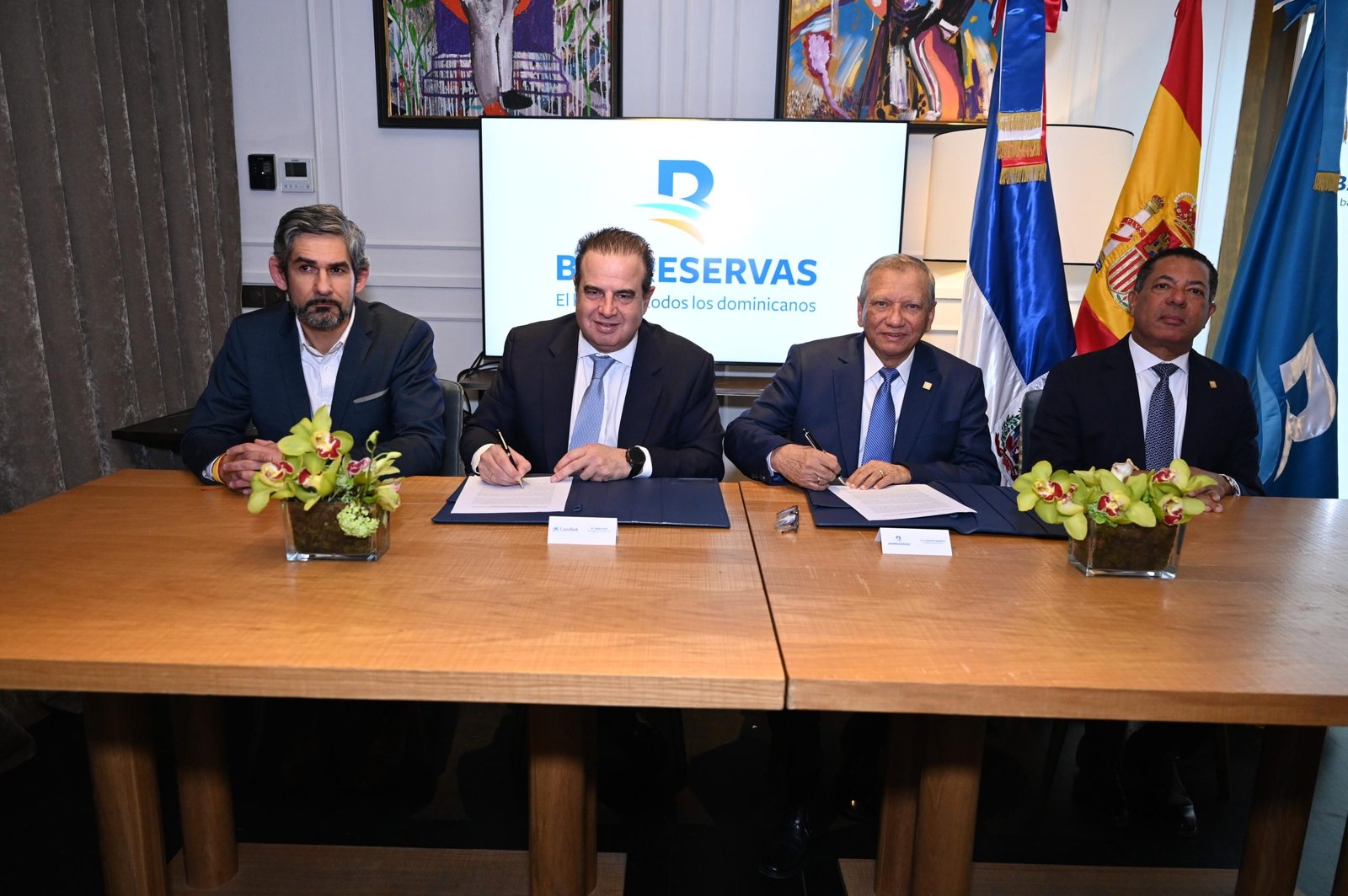 Banreservas y CaixaBank de España renuevan acuerdo para el envío de remesas