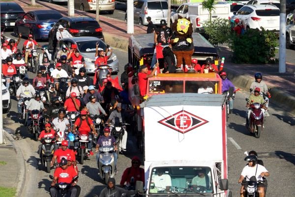 Con caravana triunfal, Leones del Escogido celebran corona