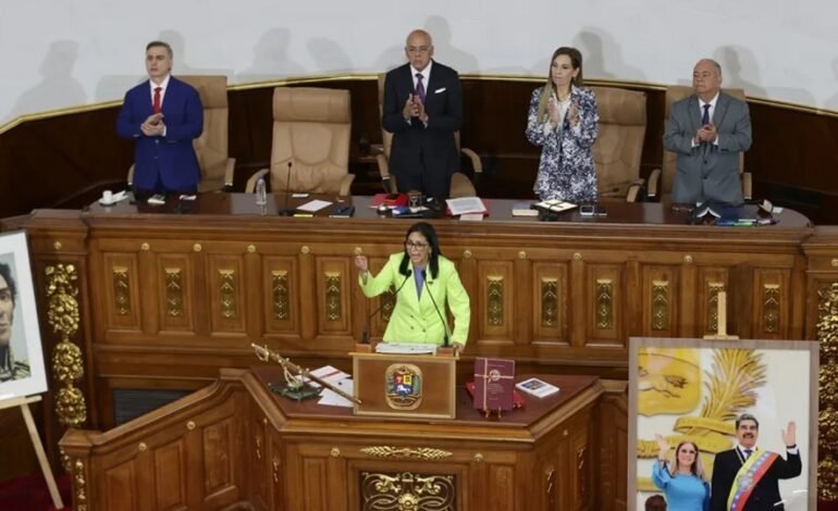 Delcy acusa EE.UU de impedir a Venezuela vender su petróleo