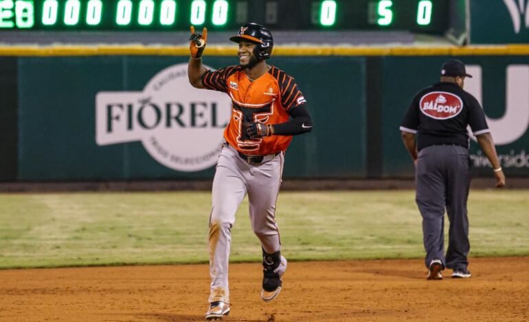 Distinguen a Bryan de la Cruz como jugador mas valioso