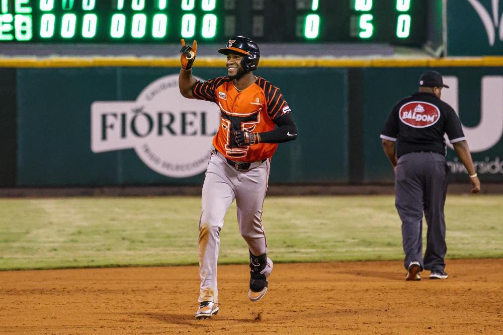 Distinguen a Bryan de la Cruz como jugador mas valioso