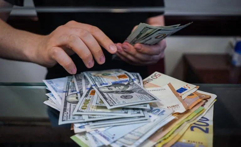 Dólar y euro siguen bajando; se vendían a RD$63.13 y RD$75.75