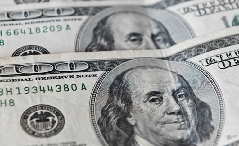 El dólar bajó 15 centavos; este viernes era vendido a RD$63.68