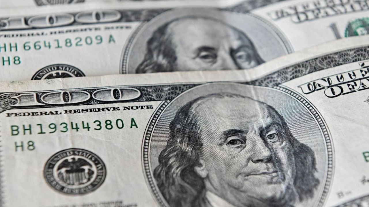 El dólar era vendido este lunes a RD$63.91 y el euro a RD$76.44