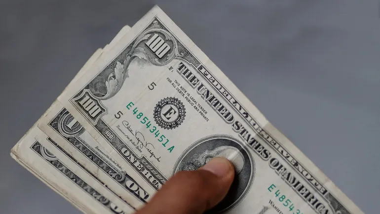 El dólar sigue bajando; este jueves se vendía a RD$62.98
