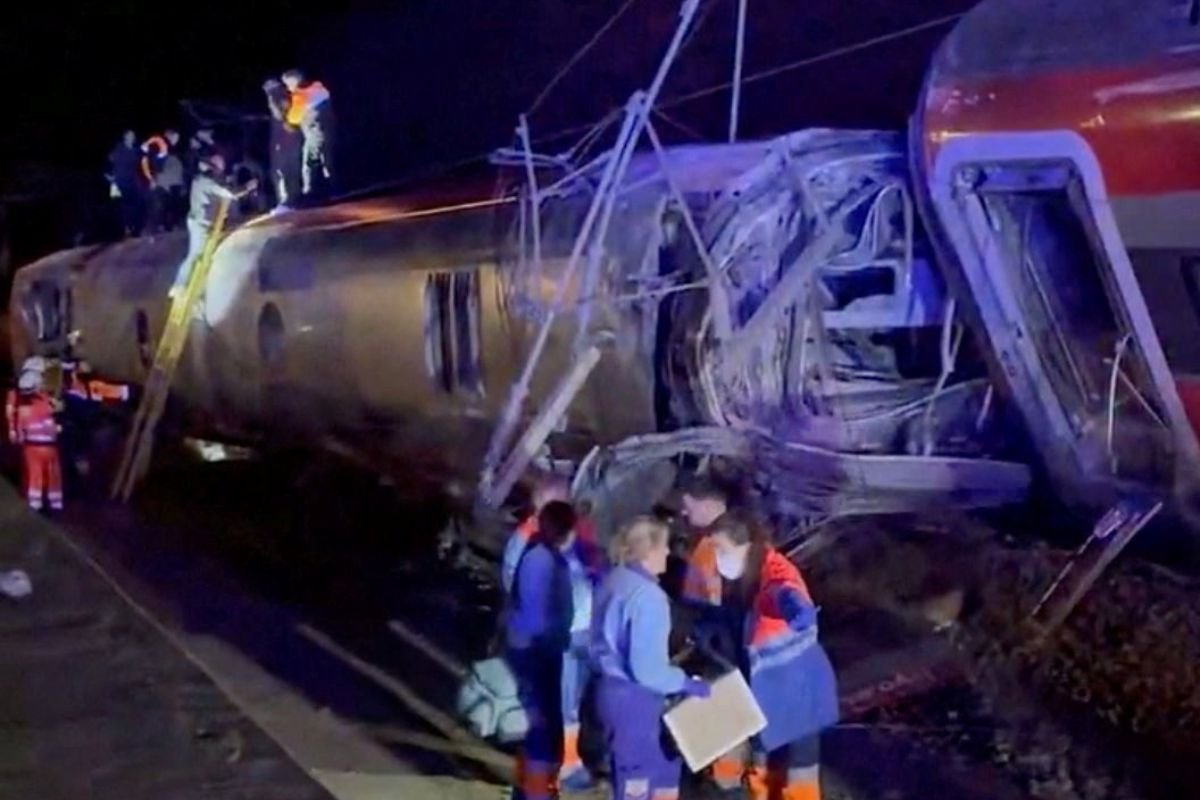 ESPAÑA: Al menos 21 muertos accidente trenes alta velocidad