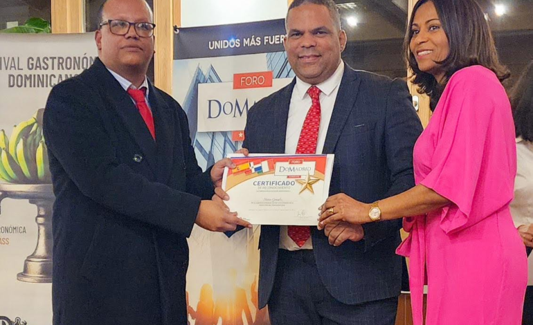 Foro DoMadrid reconoce a periodista dominicano Moisés González