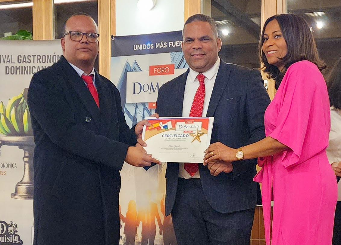 Foro DoMadrid reconoce a periodista dominicano Moisés González