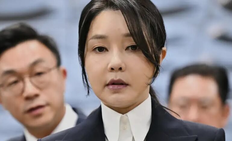 Imponen 20 meses cárcel a ex primera dama Corea del Sur