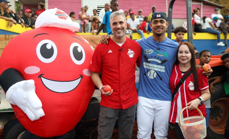 Julio Rodríguez y Manzanas Washington se unen para impulsar el consumo saludable en comunidades dominicanas