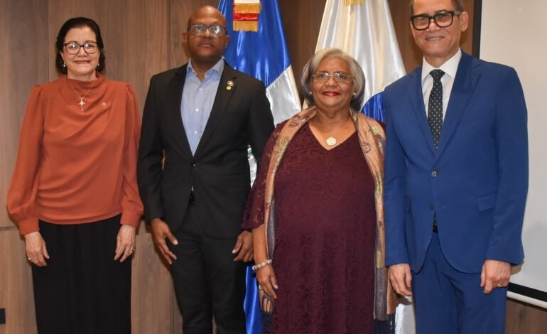 Juramentan representantes del Colegio Médico ante el CNSS