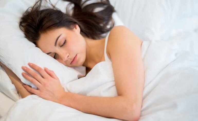 La mitad de los jóvenes usa sus vacaciones solo para dormir, según estudios