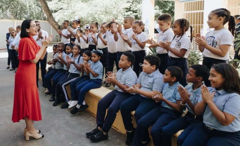 La Primera Dama imparte clase de Moral y Ética en barrio de SD