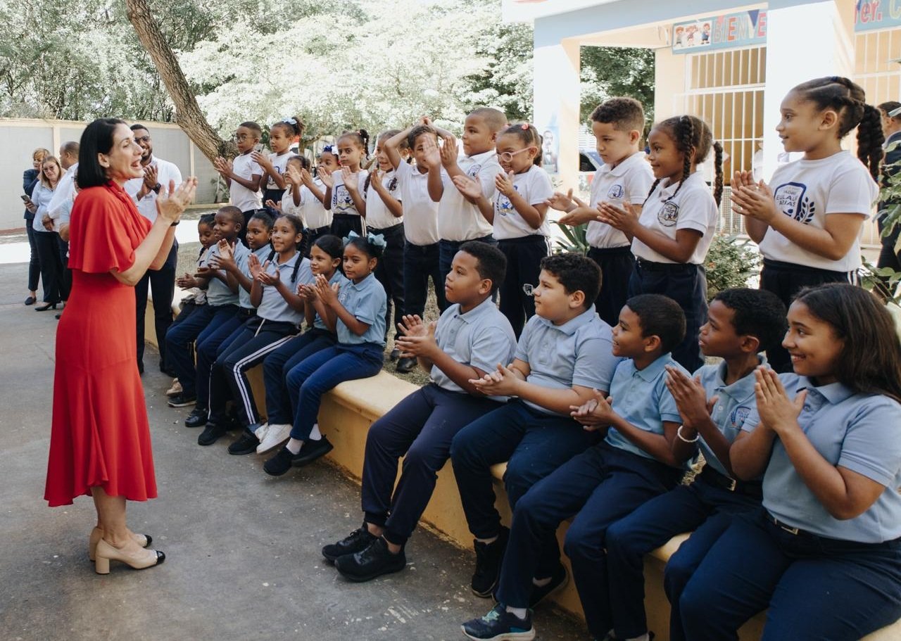 La Primera Dama imparte clase de Moral y Ética en barrio de SD