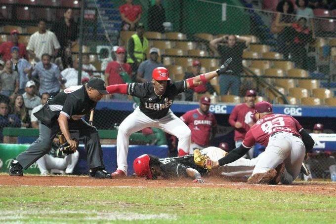 Leones asumen liderato round robin beisbol; Aguilas triunfan