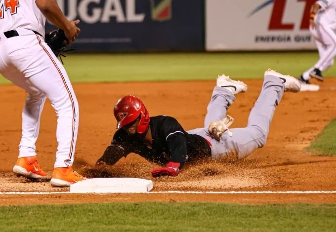 Leones dispone Toros; Aguilas sufren pero vencen a Gigantes