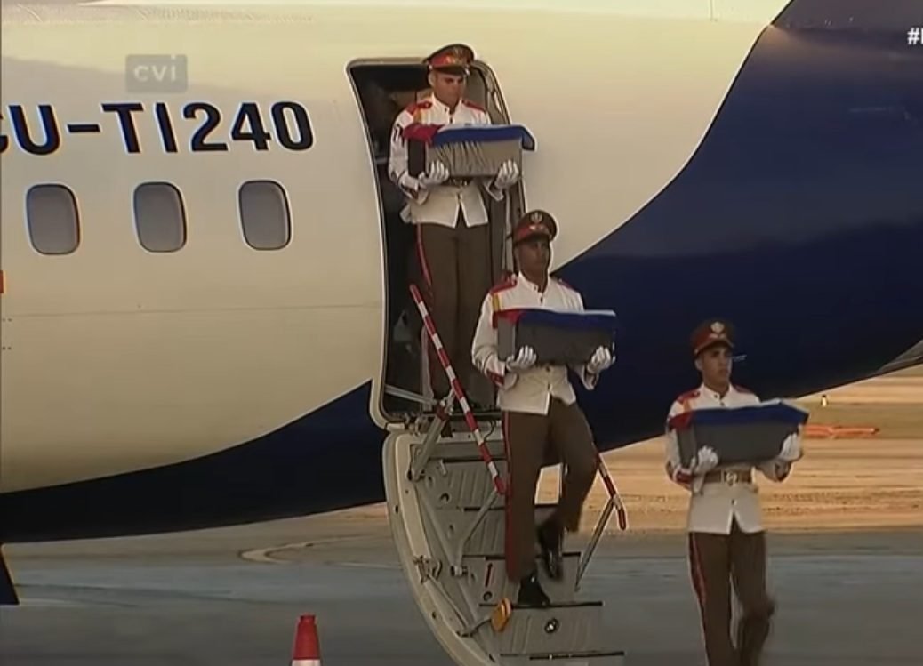 Llegan a Cuba los restos de 32 militares muertos en Caracas