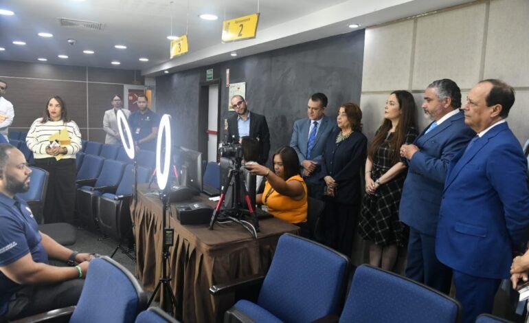 Luis Abinader y Primera Dama reciben las primeras cédulas