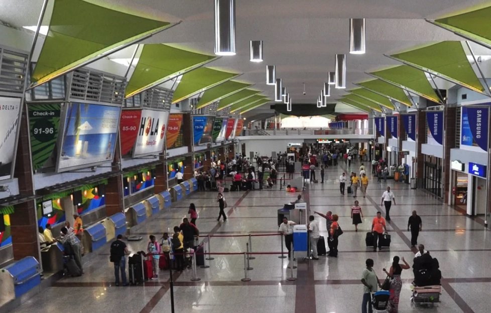 Más de 30 vuelos cancelados en AILA por tormenta en EE.UU