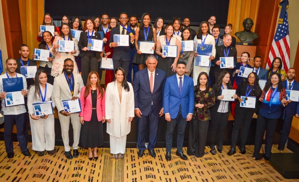 Ministerio Juventud reconoce dominicanos residentes en EU