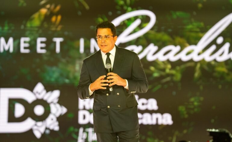 Ministro Collado promueve RD ante 700 turoperadores y agentes europeos en España