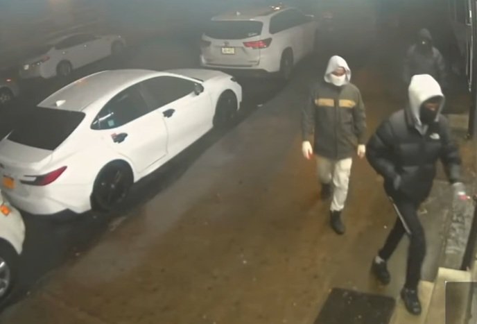 NY: Buscan tres encapuchados atracaron bodega en El Bronx