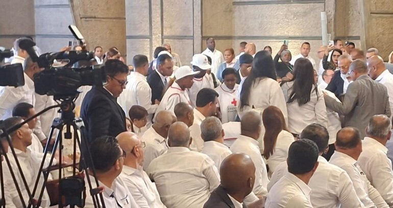 Padre de Ramfis Trujillo se desmaya durante misa Basílica