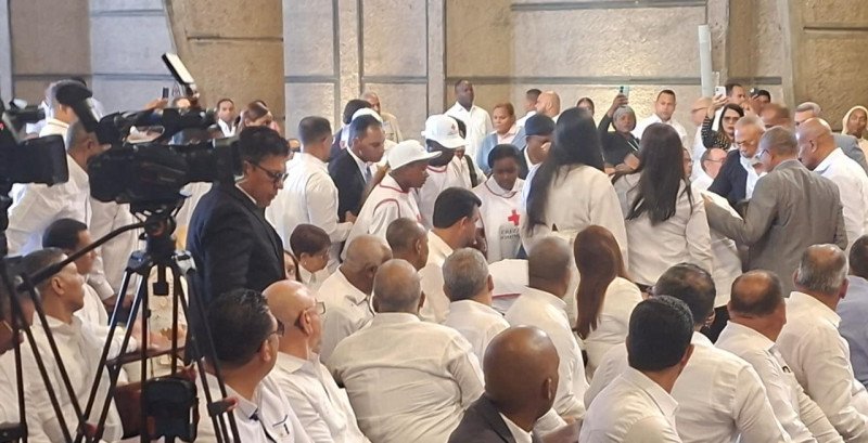 Padre de Ramfis Trujillo se desmaya durante misa Basílica