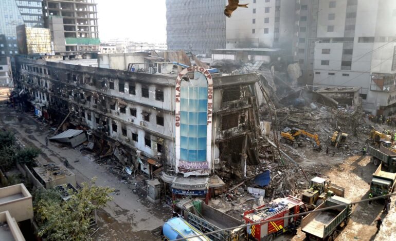 PAKISTAN: Incendio exclusivo Gul Plaza deja ya 73 muertos