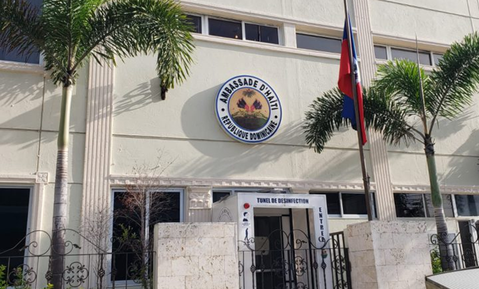 Pastores sugieren “limpiar” la Embajada y consulados de Haití