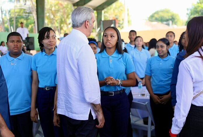 Presidente Abinader exhorta a jóvenes de Dajabón a prepararse para el futuro y garantiza seguimiento a demandas escolares y comunitarias