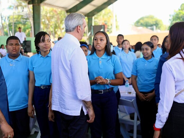 Presidente Abinader exhorta a jóvenes de Dajabón a prepararse para el futuro y garantiza seguimiento a demandas escolares y comunitarias