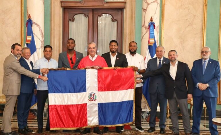 Presidente entrega la bandera dominicana a Leones Escogido
