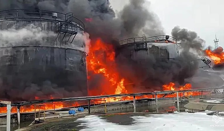 RUSIA: Extinguen incendio en refinería tras ataque de Ucrania
